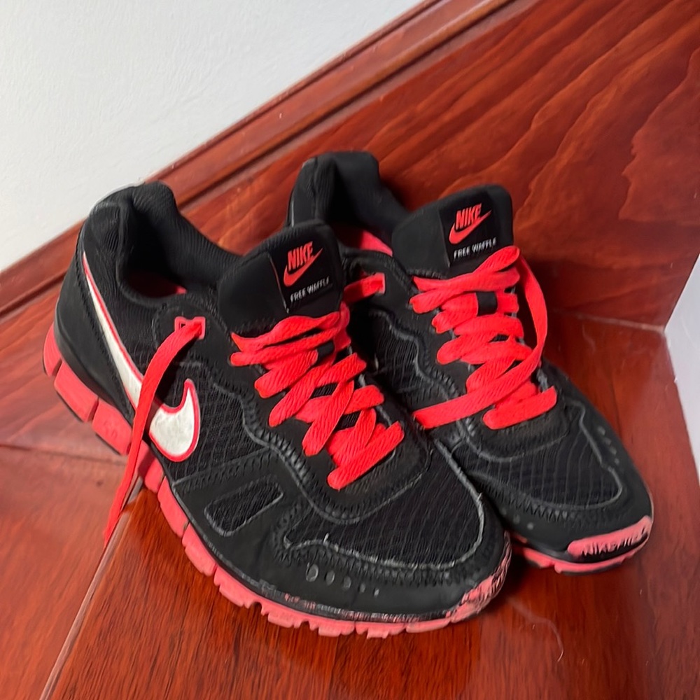 Used women’s size 7 Nike free waffle sneakers